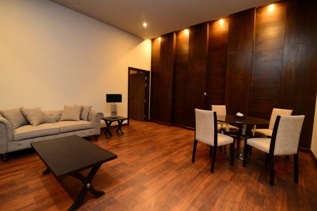 Hotel Circle Club Faisalabad Extérieur photo